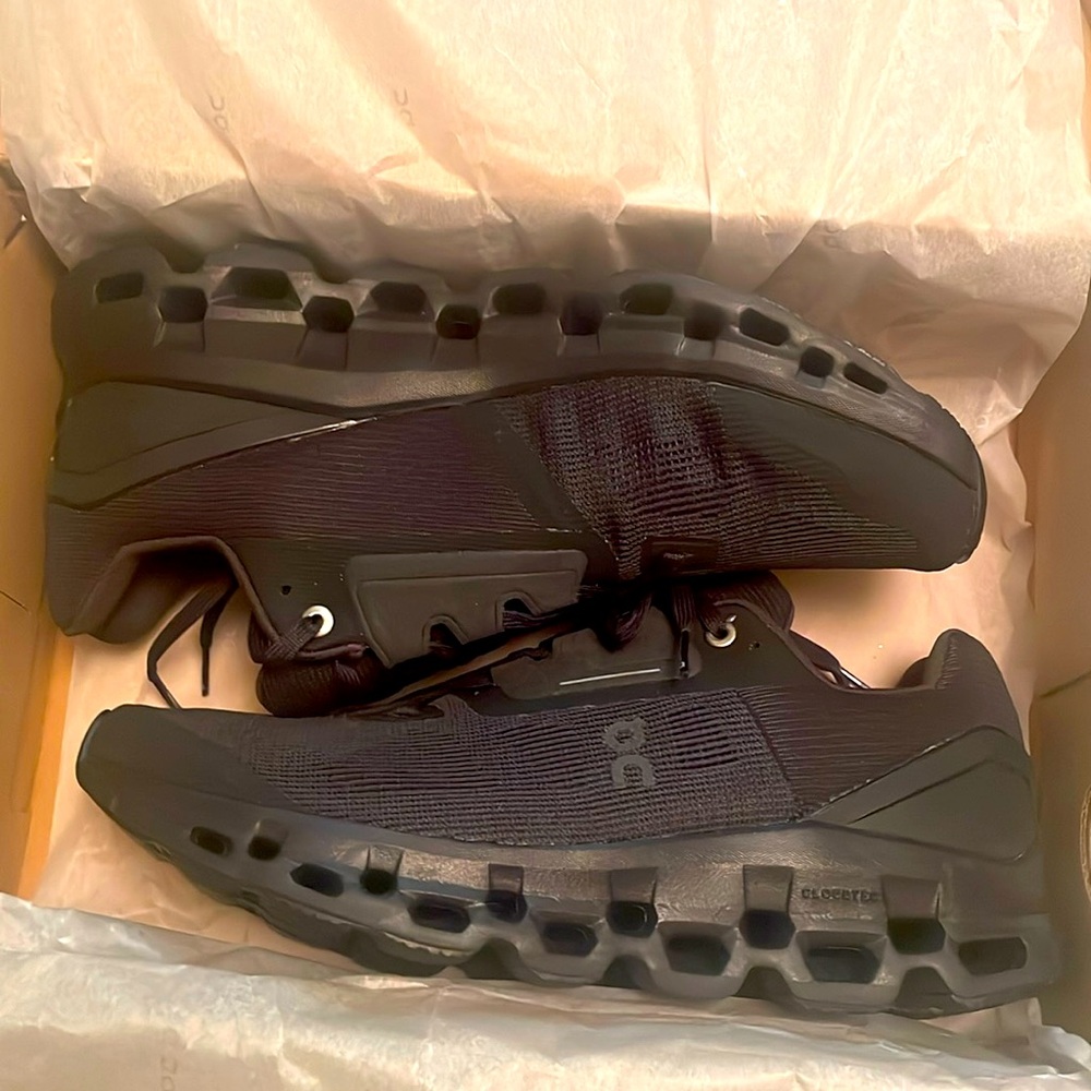 All black On Cloud, Cloudstratus, women’s size 10